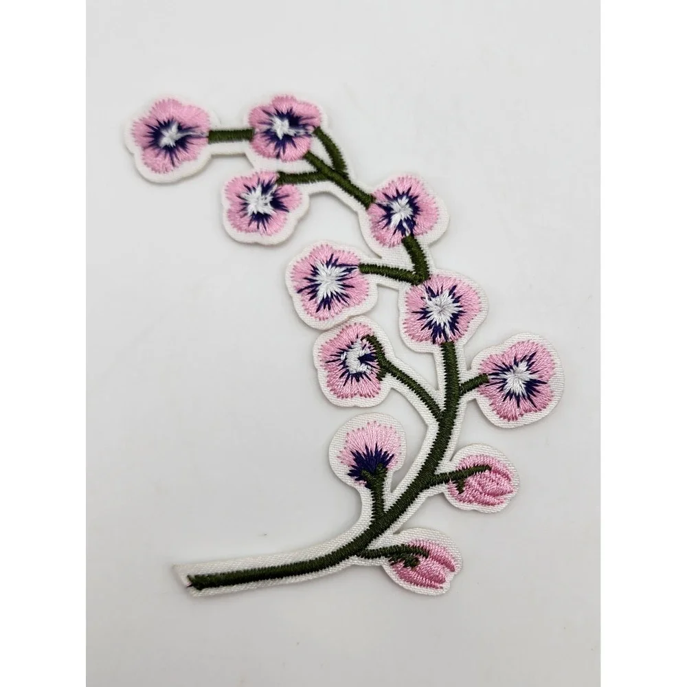 LOT OF‎ 3 EMBROIDERED FLOWERS AND HEARTS PATCHES